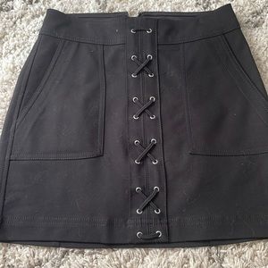 EXPRESS LACE FRONT MINI SKIRT NWT. SZ 00